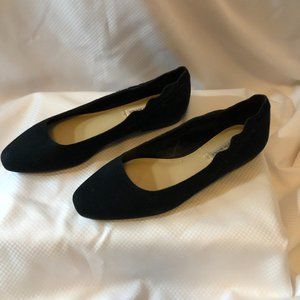 SAKS FIFTH AVENUE BLACK SUEDE WOMENS FLAT WITH SCALLOP DETAIL - SZ 6 -Never Worn